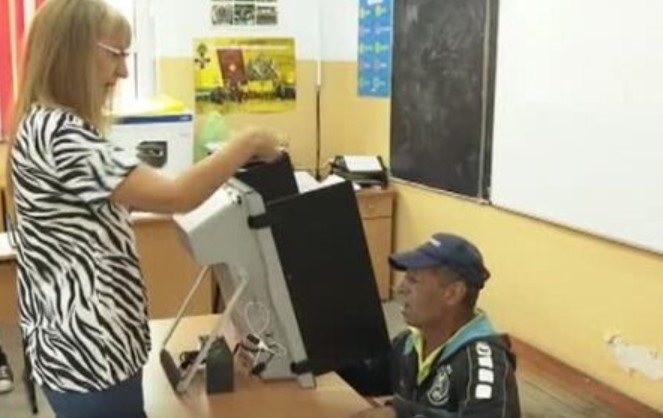  
Сериозно подпийнал избирател в Бургас се бори с машината над